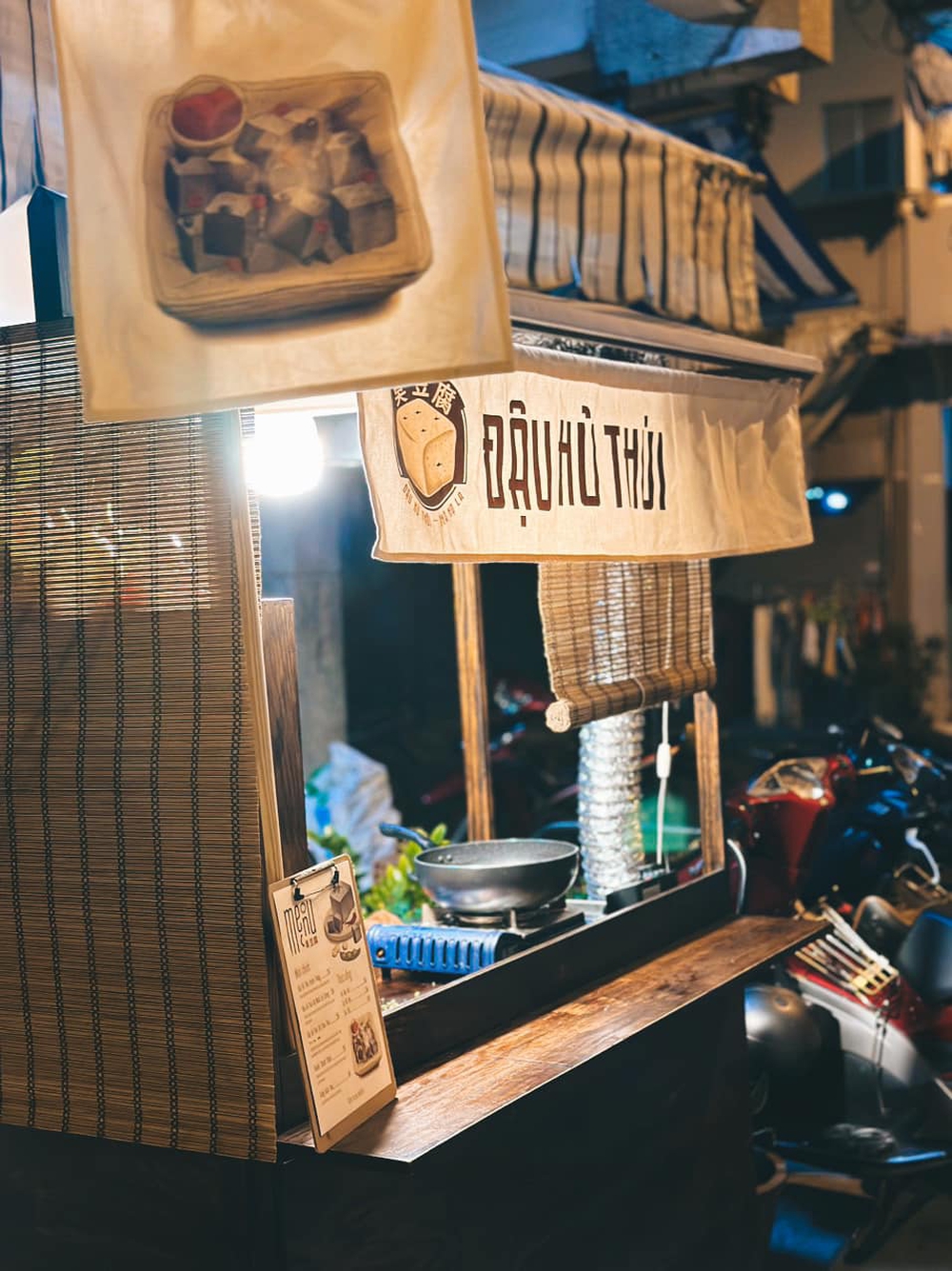 Tiệm đậu hũ thối bất ổn ở Sài Gòn: Khách xếp hàng 3 tiếng mới tới lượt, mở tiệm chưa đầy tháng hàng xóm đã la ó - Ảnh 3.