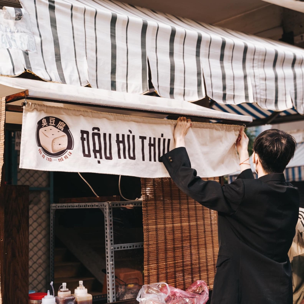 Tiệm đậu hũ thối bất ổn ở Sài Gòn: Khách xếp hàng 3 tiếng mới tới lượt, mở tiệm chưa đầy tháng hàng xóm đã la ó - Ảnh 6.