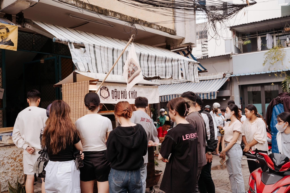 Tiệm đậu hũ thối bất ổn ở Sài Gòn: Khách xếp hàng 3 tiếng mới tới lượt, mở tiệm chưa đầy tháng hàng xóm đã la ó - Ảnh 1.