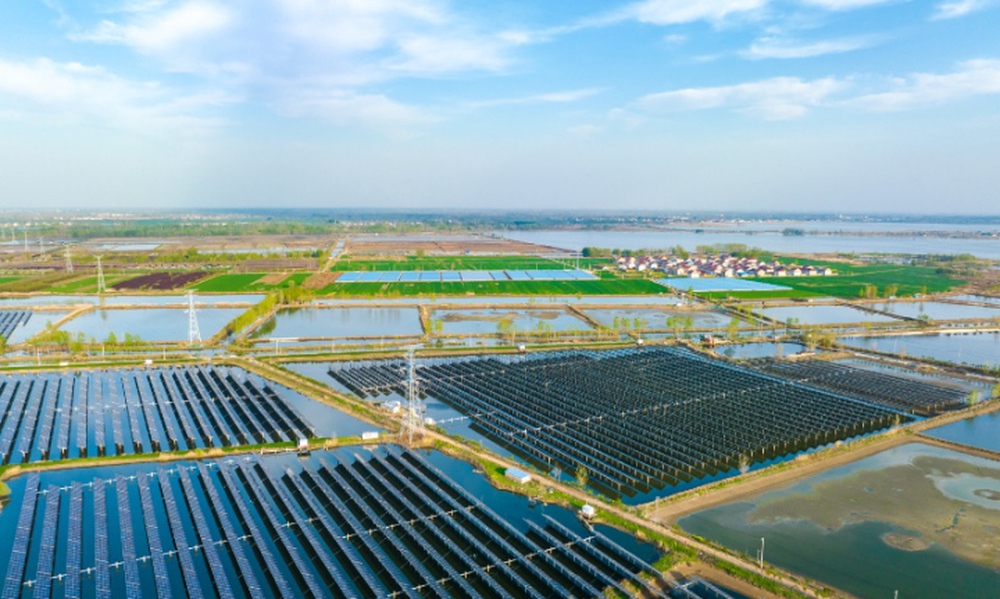 Nhà máy năng lượng mặt trời tích hợp ruộng muối lớn nhất thế giới đã hòa lưới điện - Ảnh 1.