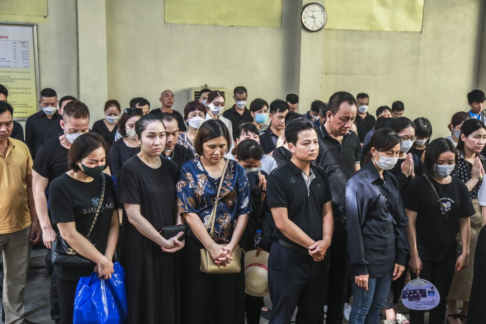Xót xa những vòng hoa trắng trong đám tang 3 nạn nhân vụ cháy ở Hà Nội - Ảnh 1.