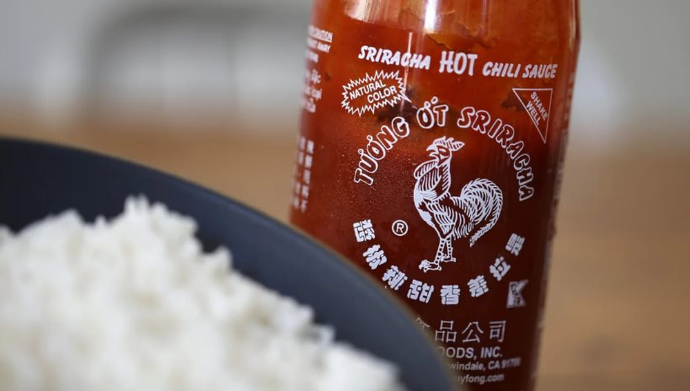 Hơn 23 triệu đồng cho sản phẩm Sriracha: Bi hài chuyện giá cổ phiếu S&P 500 còn không bằng lọ tương ớt của tỷ phú gốc Việt - Ảnh 1.