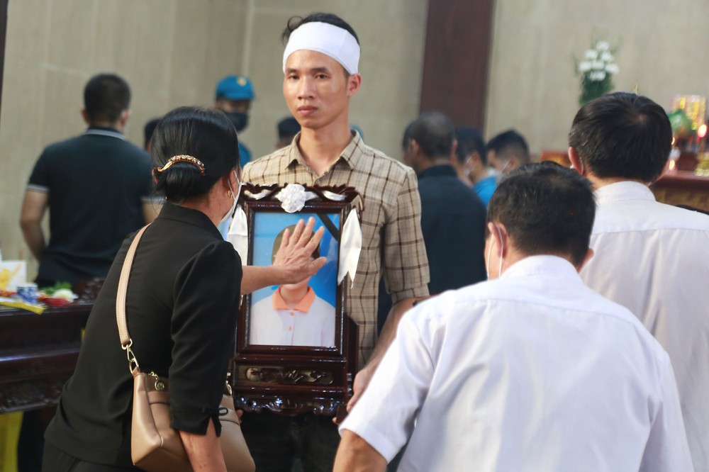 Xót xa những vòng hoa trắng trong đám tang 3 nạn nhân vụ cháy ở Hà Nội - Ảnh 7.