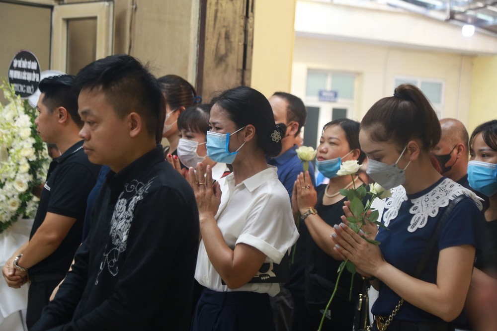 Xót xa những vòng hoa trắng trong đám tang 3 nạn nhân vụ cháy ở Hà Nội - Ảnh 4.