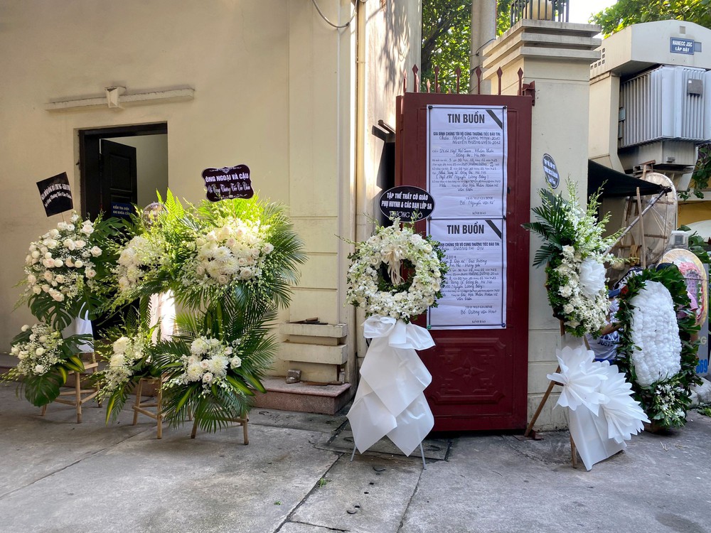 Xót xa những vòng hoa trắng trong đám tang 3 nạn nhân vụ cháy ở Hà Nội - Ảnh 3.