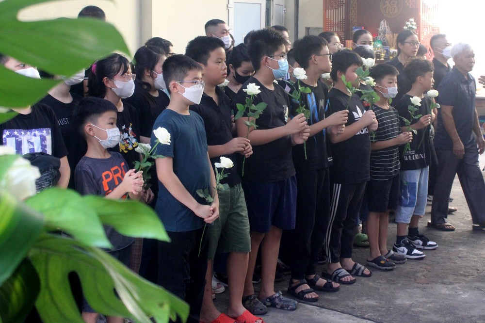 Xót xa những vòng hoa trắng trong đám tang 3 nạn nhân vụ cháy ở Hà Nội - Ảnh 2.
