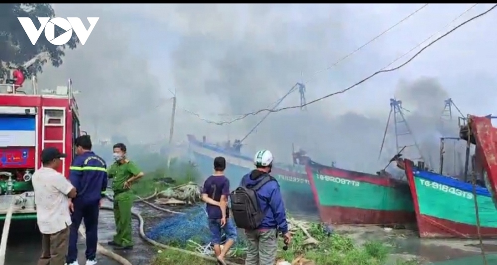 Các tàu cá bị cháy ở Tiền Giang thiệt hại hơn 8 tỷ đồng - Ảnh 2.
