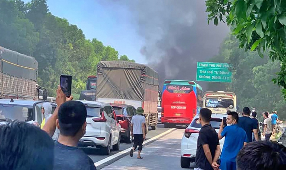 Ô tô đầu kéo bốc cháy dữ dội trên cao tốc Ninh Bình - Ảnh 3.