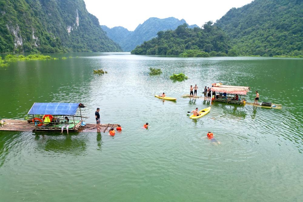 Đến thảo nguyên Đồng Lâm chèo kayak, bơi lội, trút bỏ hết mọi tâm tư muộn phiền