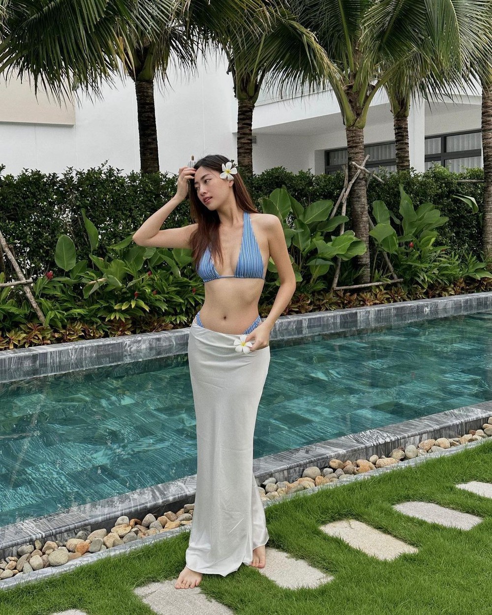 Lương Thùy Linh, Doãn Hải My khoe dáng với bikini - Ảnh 1.
