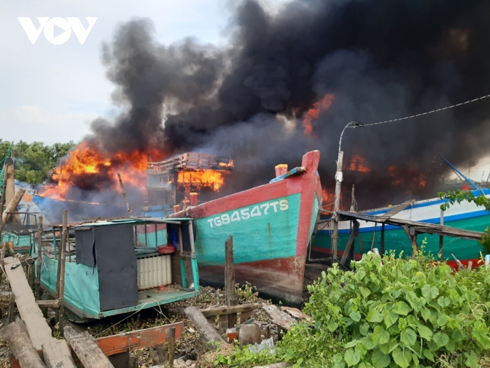 Các tàu cá bị cháy ở Tiền Giang thiệt hại hơn 8 tỷ đồng - Ảnh 1.
