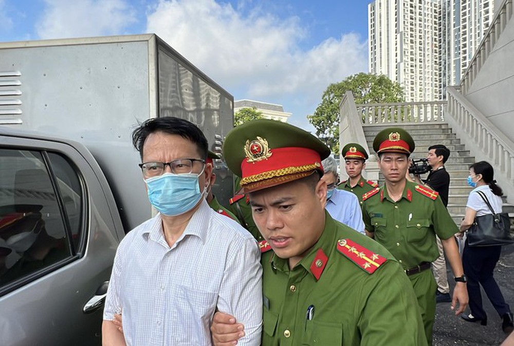 Vụ án Chuyến bay giải cứu: Nhiều bị cáo đeo khẩu trang, lấy tay che mặt khi tới tòa - Ảnh 12. Vụ án Chuyến bay giải cứu: Nhiều bị cáo đeo khẩu trang, lấy tay che mặt khi tới tòa - Ảnh 12.