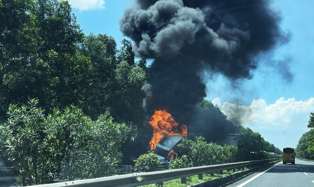 Ô tô đầu kéo bốc cháy dữ dội trên cao tốc Ninh Bình - Ảnh 1.