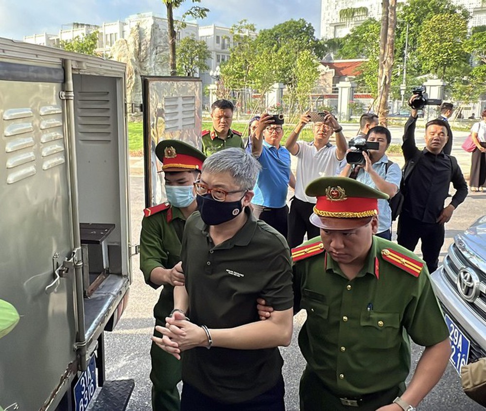 Vụ án Chuyến bay giải cứu: Nhiều bị cáo đeo khẩu trang, lấy tay che mặt khi tới tòa - Ảnh 11. Vụ án Chuyến bay giải cứu: Nhiều bị cáo đeo khẩu trang, lấy tay che mặt khi tới tòa - Ảnh 11.