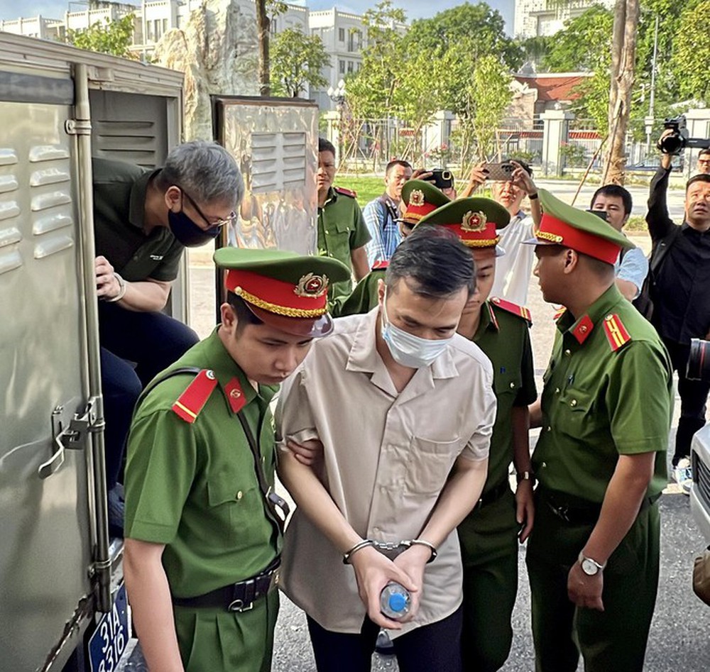 Vụ án Chuyến bay giải cứu: Nhiều bị cáo đeo khẩu trang, lấy tay che mặt khi tới tòa - Ảnh 10. Vụ án Chuyến bay giải cứu: Nhiều bị cáo đeo khẩu trang, lấy tay che mặt khi tới tòa - Ảnh 10.