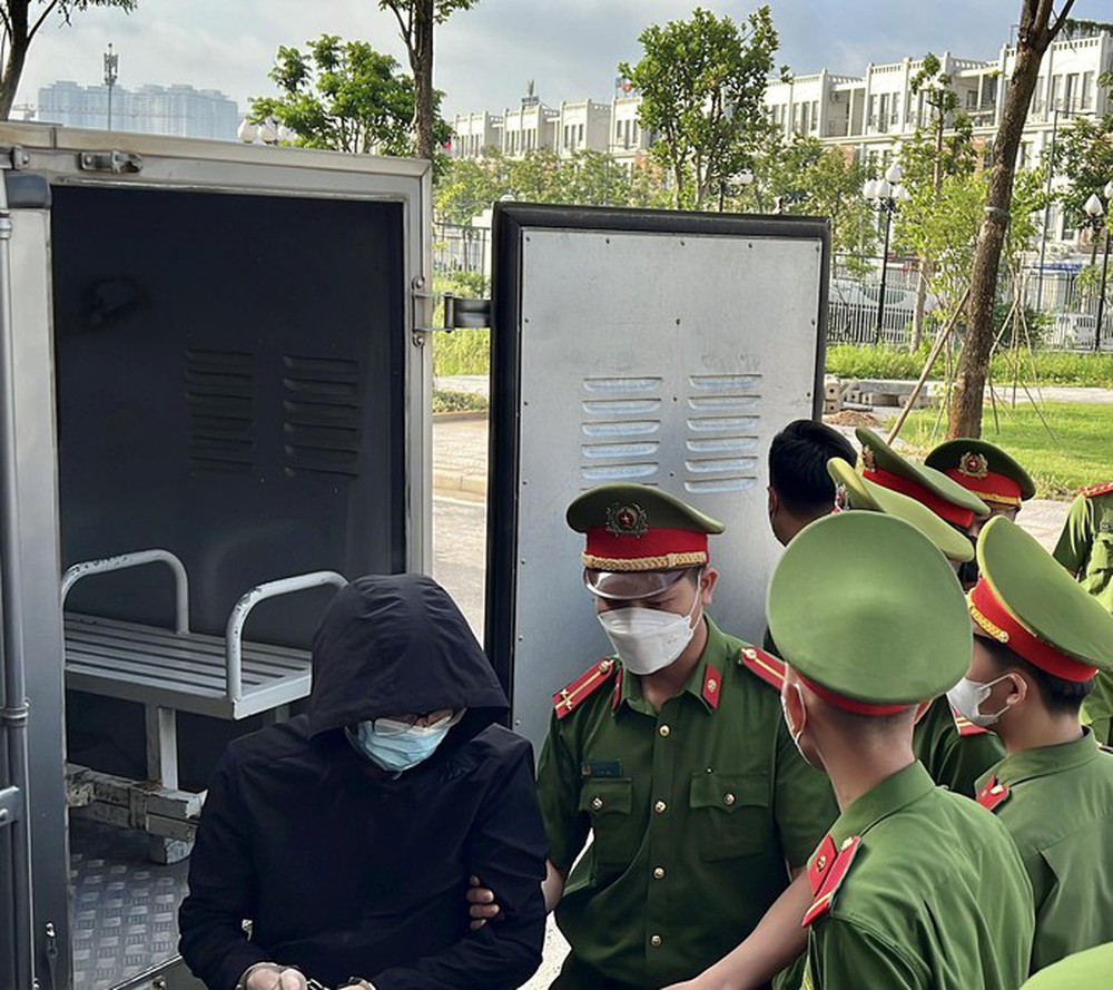 Vụ án Chuyến bay giải cứu: Nhiều bị cáo đeo khẩu trang, lấy tay che mặt khi tới tòa - Ảnh 8. Vụ án Chuyến bay giải cứu: Nhiều bị cáo đeo khẩu trang, lấy tay che mặt khi tới tòa - Ảnh 8.