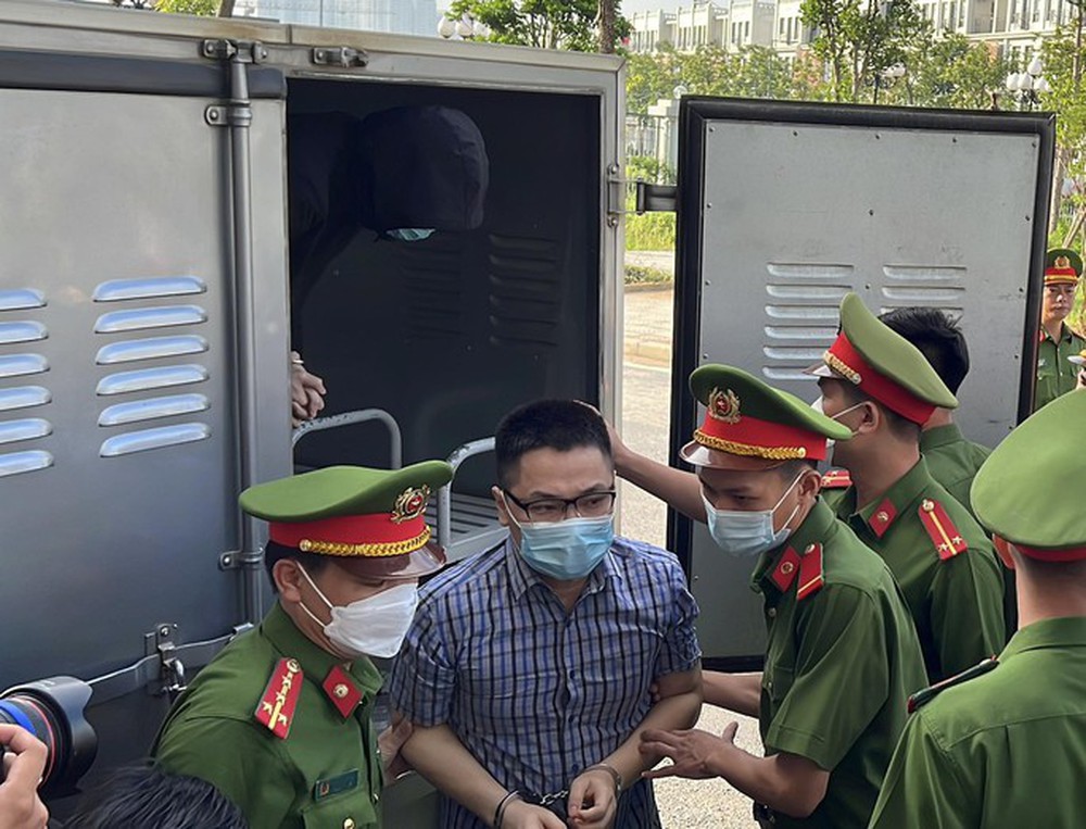 Vụ án Chuyến bay giải cứu: Nhiều bị cáo đeo khẩu trang, lấy tay che mặt khi tới tòa - Ảnh 7. Vụ án Chuyến bay giải cứu: Nhiều bị cáo đeo khẩu trang, lấy tay che mặt khi tới tòa - Ảnh 7.