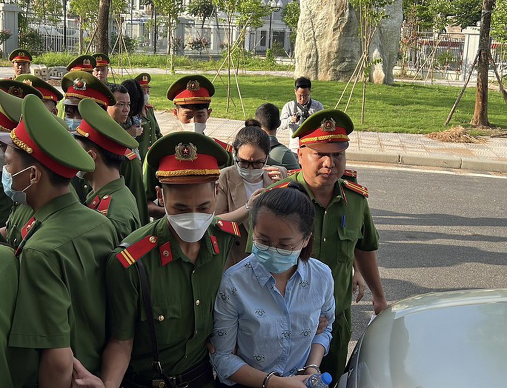 Vụ án Chuyến bay giải cứu: Nhiều bị cáo đeo khẩu trang, lấy tay che mặt khi tới tòa - Ảnh 6. Vụ án Chuyến bay giải cứu: Nhiều bị cáo đeo khẩu trang, lấy tay che mặt khi tới tòa - Ảnh 6.