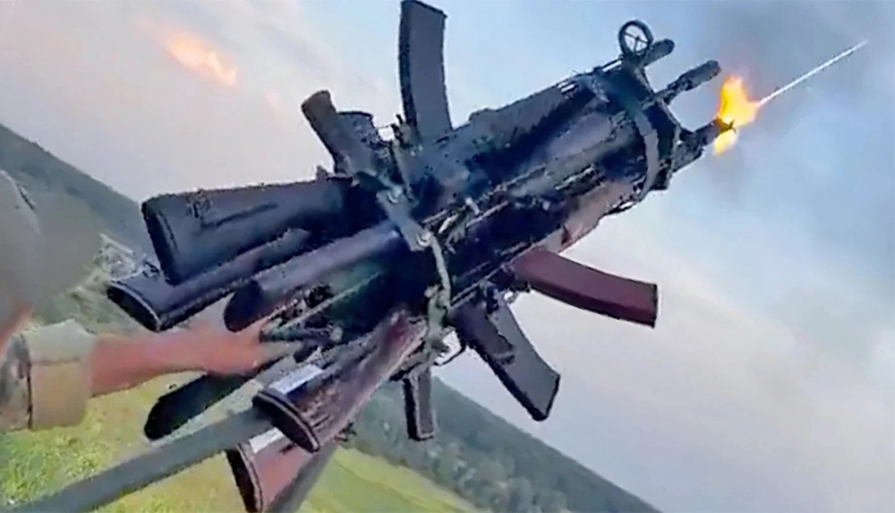 Vũ khí tự chế Ukraine: Bó các khẩu súng AK lại để bắn UAV Nga - Ảnh 1.