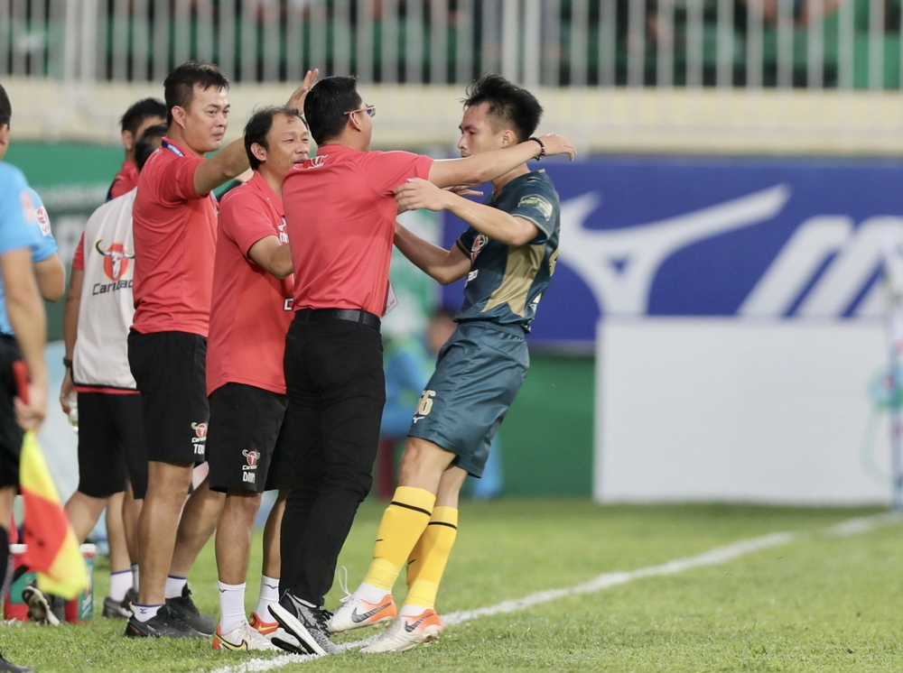 HAGL thiệt quân ngay trận đầu của cuộc đua trụ hạng V-League 2023 - Ảnh 1.