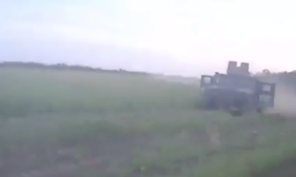 Video lính đánh thuê nước ngoài đối mặt với xe tăng Nga - Ảnh 1.