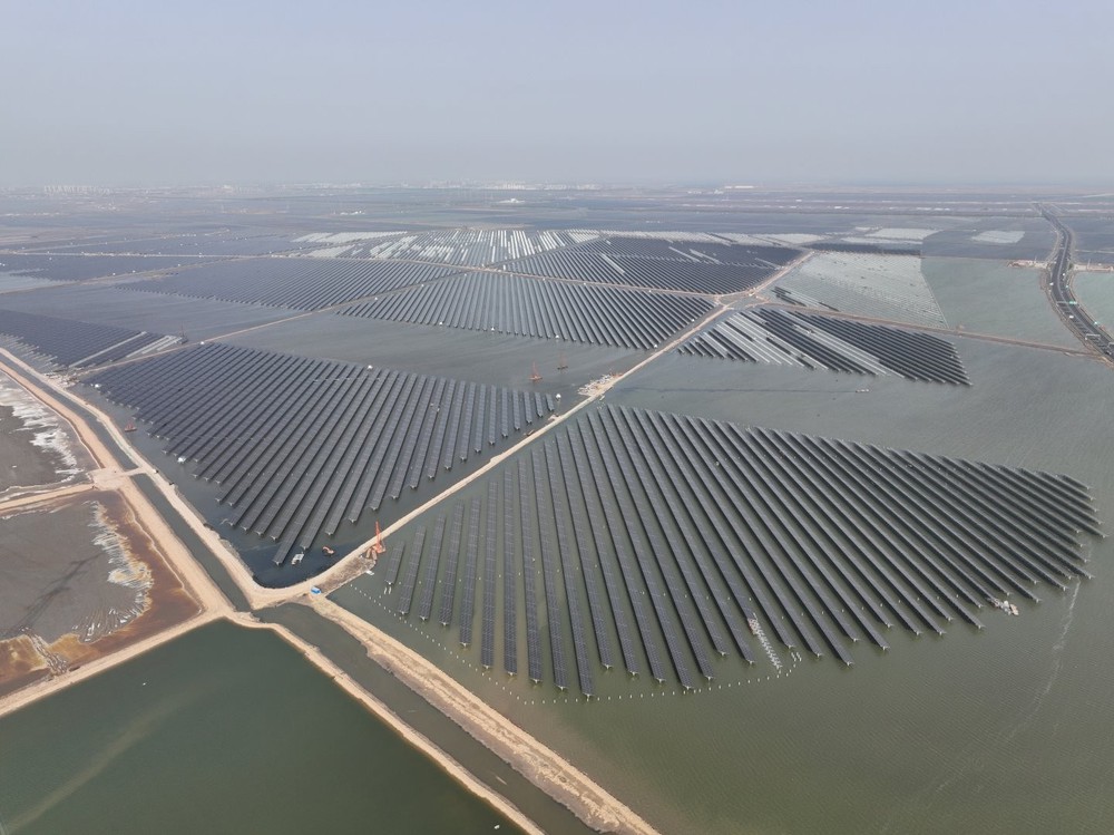 Nhà máy điện có 1-0-2 của Trung Quốc chính thức vận hành: Vừa tạo ra cả tỷ kWh điện vừa sản xuất muối và nuôi tôm, rộng bằng 1.800 sân bóng đá - Ảnh 2.