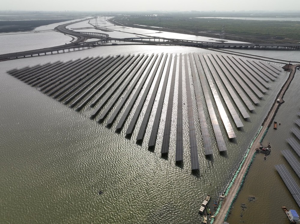 Nhà máy điện có 1-0-2 của Trung Quốc chính thức vận hành: Vừa tạo ra cả tỷ kWh điện vừa sản xuất muối và nuôi tôm, rộng bằng 1.800 sân bóng đá - Ảnh 1.