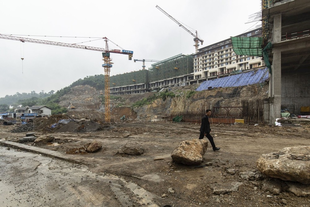 Chung cư không cửa sổ, đường cao tốc 6 làn không bóng người, người dân 12 năm không được trả nhà: Cảnh tượng đau lòng của thành phố Trung Quốc ‘nghiện nợ’ - Ảnh 2.