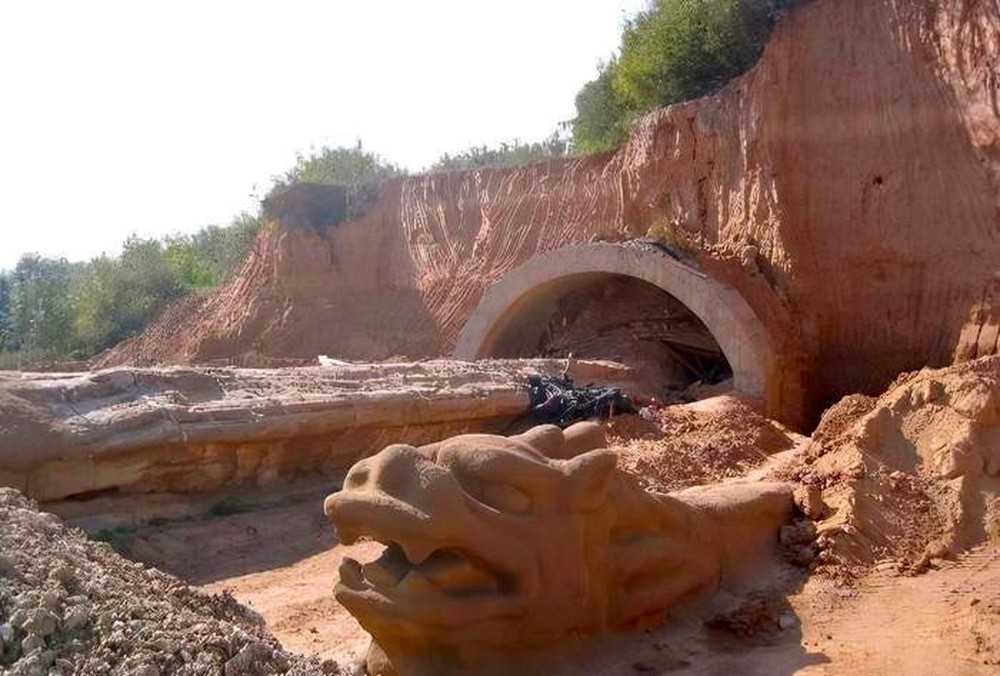 Đi đào cát, người đàn ông phát hiện vật lạ” dài hơn 300m: Hiện trường lập tức bị phong tỏa, tìm thêm 9 báu vật 10.000 năm được chôn giấu - Ảnh 1.