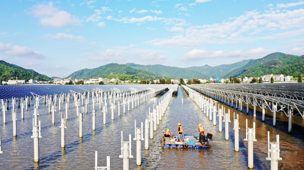 Trung Quốc trồng nhà máy năng lượng mặt trời trên ruộng muối, biển và sa mạc - Ảnh 2.