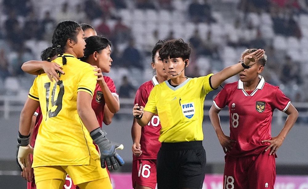 Thua đậm U19 nữ Thái Lan, U19 nữ Indonesia đổ lỗi cho trọng tài Việt Nam - Ảnh 1.