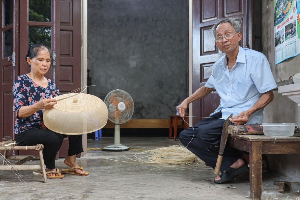 Chiếc lồng bàn đan bằng sợi mây đắt nhất Việt Nam: Có gì mà giá lên tới 30 triệu đồng? - Ảnh 2.