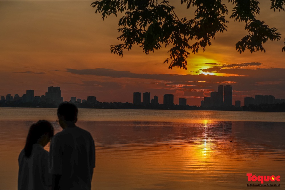 Ngắm khung cảnh hoàng hôn cực lãng mạn tại Hà Nội - Ảnh 8.