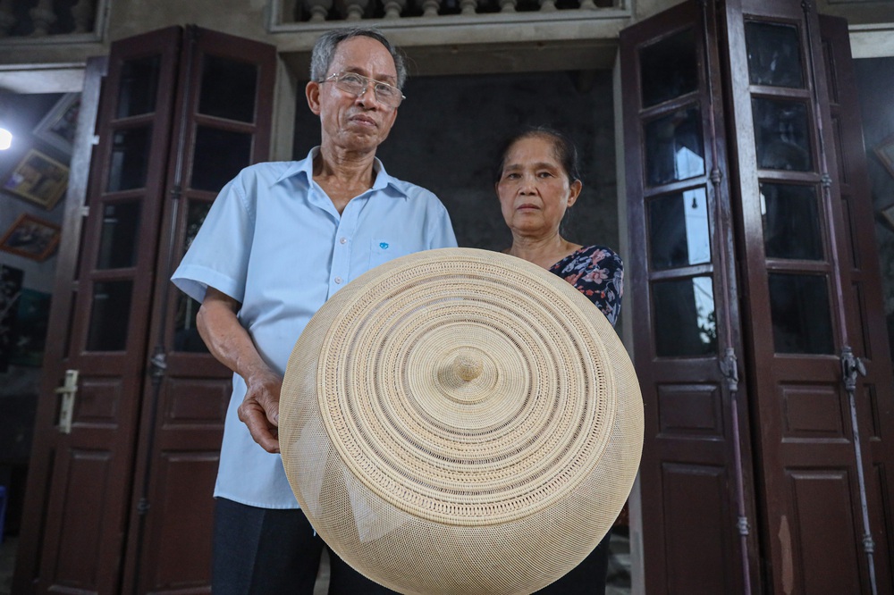 Chiếc lồng bàn đan bằng sợi mây đắt nhất Việt Nam: Có gì mà giá lên tới 30 triệu đồng? - Ảnh 1.