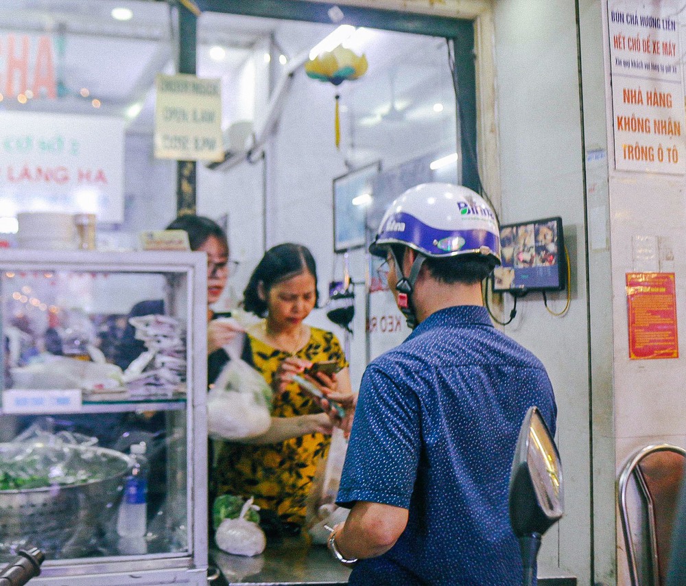 Chủ quán “bún chả Obama” tiết lộ lượng khách tìm tới hậu sự kiện Michelin và lần đầu công khai một trong những người nối nghiệp - Ảnh 12.