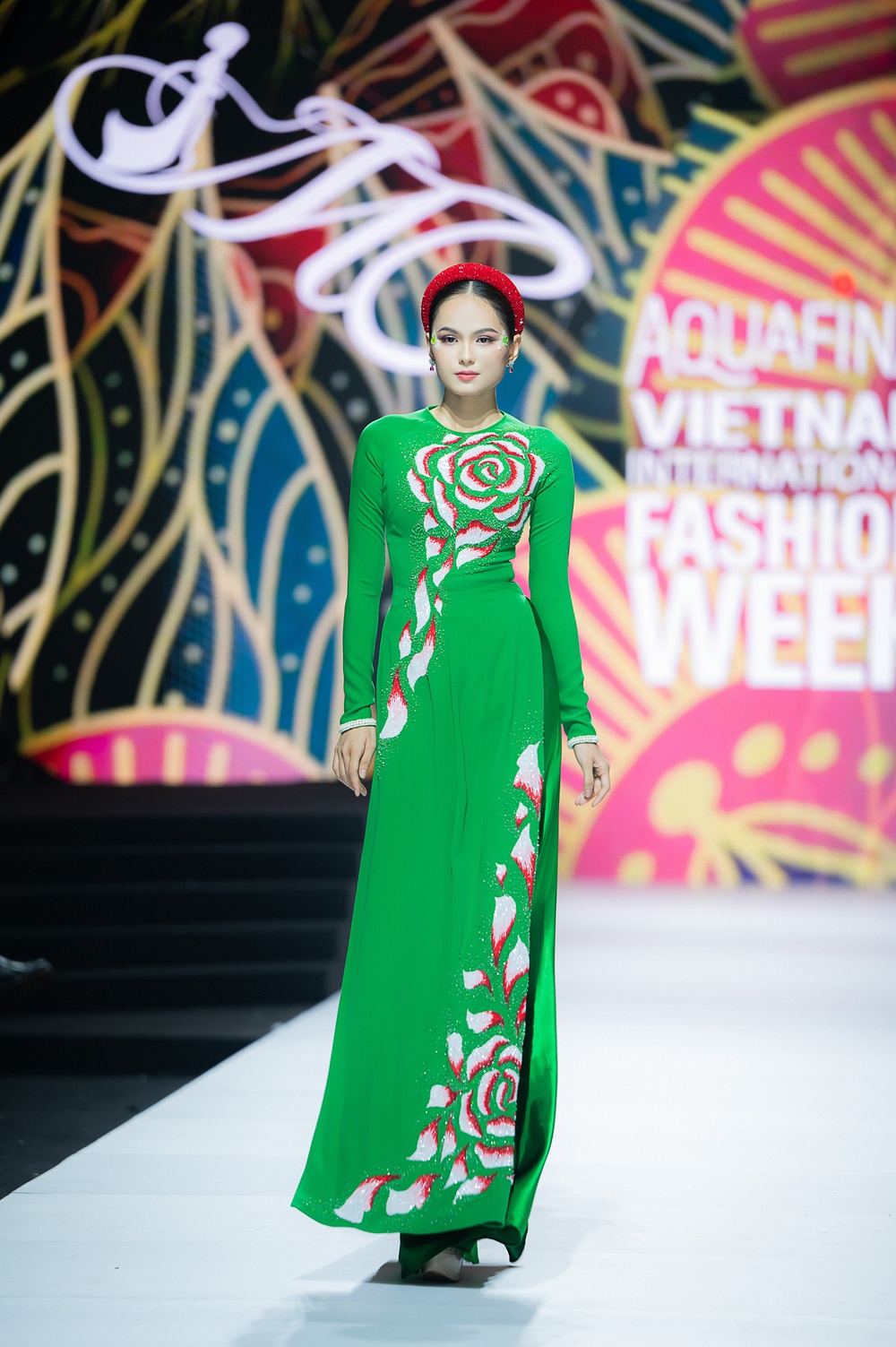 Hương Ly mở màn, Khánh Vân - Minh Tú làm vedette cho bộ sưu tập áo dài của Minh Châu - Ảnh 4.