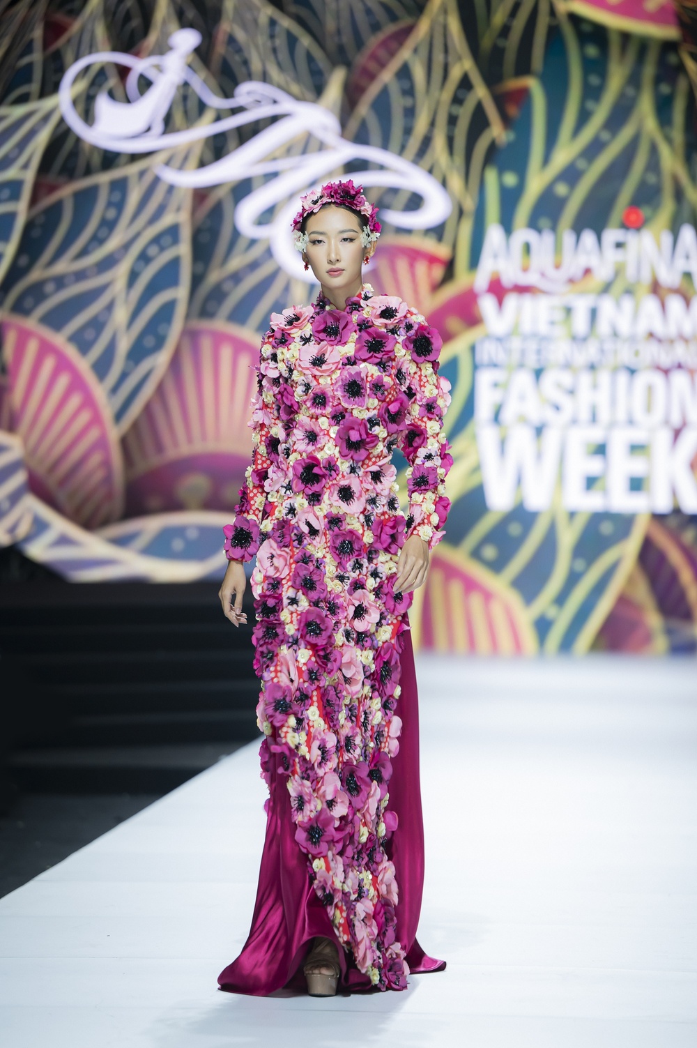 Hương Ly mở màn, Khánh Vân - Minh Tú làm vedette cho bộ sưu tập áo dài của Minh Châu - Ảnh 3.
