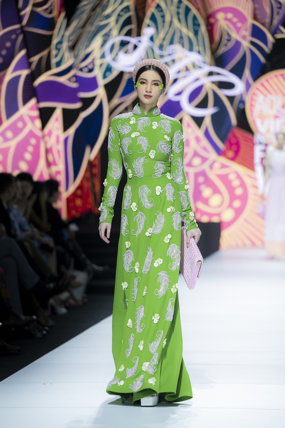 Hương Ly mở màn, Khánh Vân - Minh Tú làm vedette cho bộ sưu tập áo dài của Minh Châu - Ảnh 2.