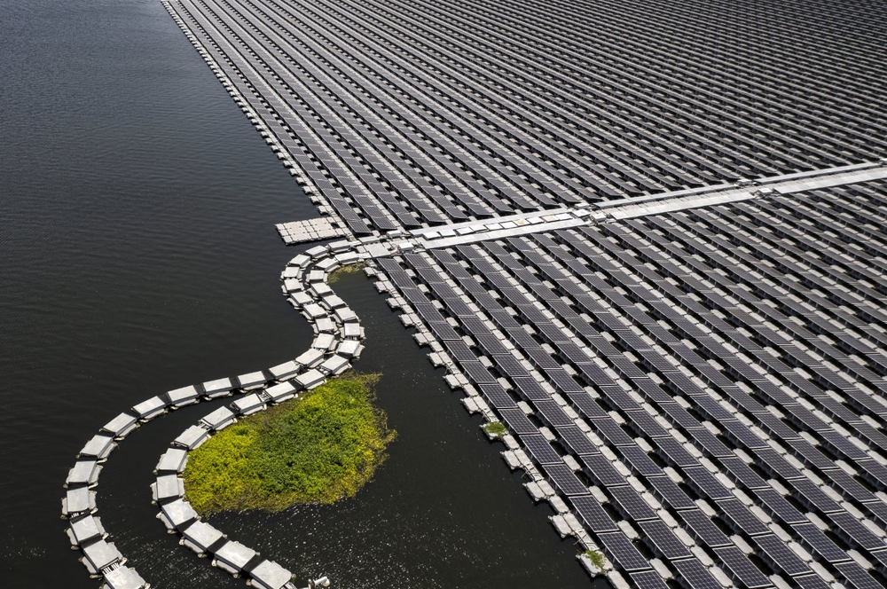 Trung Quốc bê công nghệ sản xuất điện ra biển: Nửa triệu tấm pin phủ kín khu vực rộng bằng 400 sân bóng đá, đủ dùng cho 100.000 ngôi nhà - Ảnh 1.