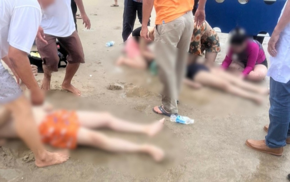 Bình Thuận: Tắm biển khi sóng lớn, 7 du khách suýt bị chết đuối - Ảnh 1.