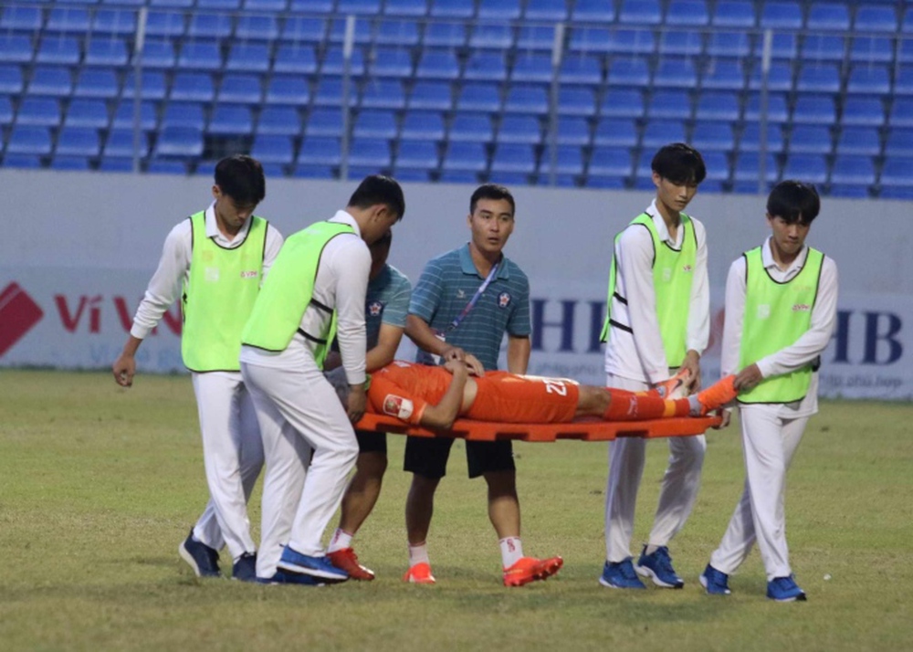 Cầu thủ Đà Nẵng nhập viện đã ổn định sức khỏe - Ảnh 1.
