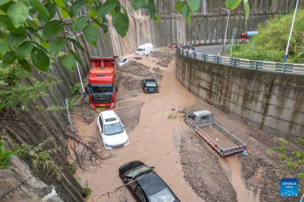 Nước đổ như thác ở Trung Quốc: Bão lũ kinh hoàng, xe tải chìm trong bùn - Ảnh 6.