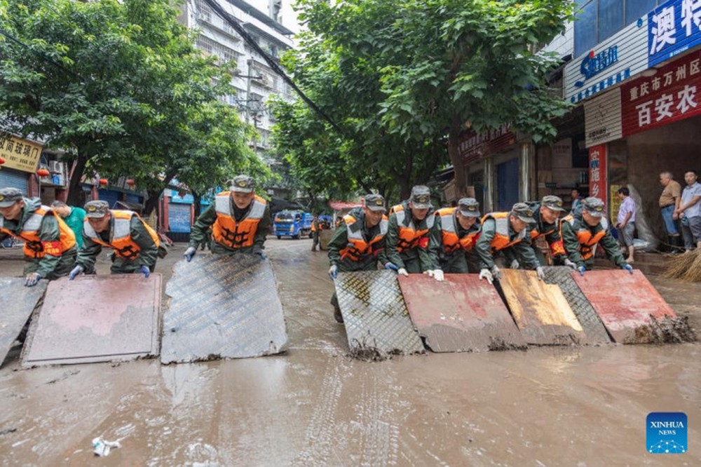 Nước đổ như thác ở Trung Quốc: Bão lũ kinh hoàng, xe tải chìm trong bùn - Ảnh 5.