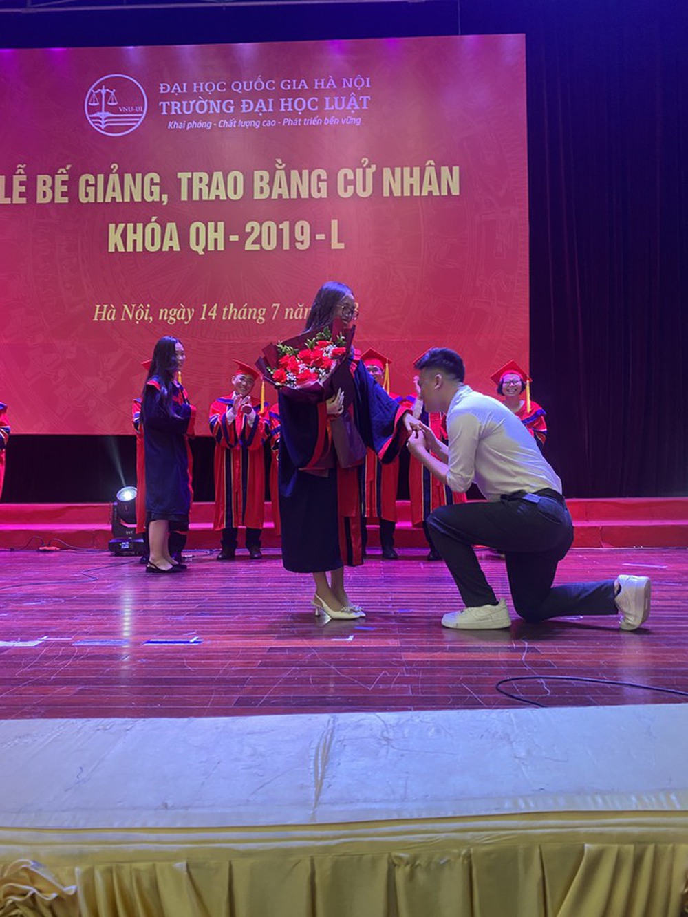 Nữ sinh trường Luật được bạn trai quỳ gối cầu hôn trong lễ tốt nghiệp đại học