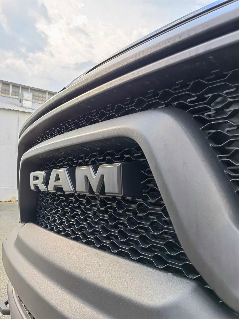 Ram 1500 Rebel ra mắt tuần sau tại Việt Nam: Giá dự kiến gần 5,3 tỷ, đắt như F-150 Raptor, nhiều trang bị thể thao - Ảnh 6.