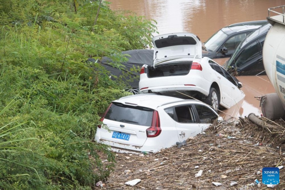 Nước đổ như thác ở Trung Quốc: Bão lũ kinh hoàng, xe tải chìm trong bùn - Ảnh 3.