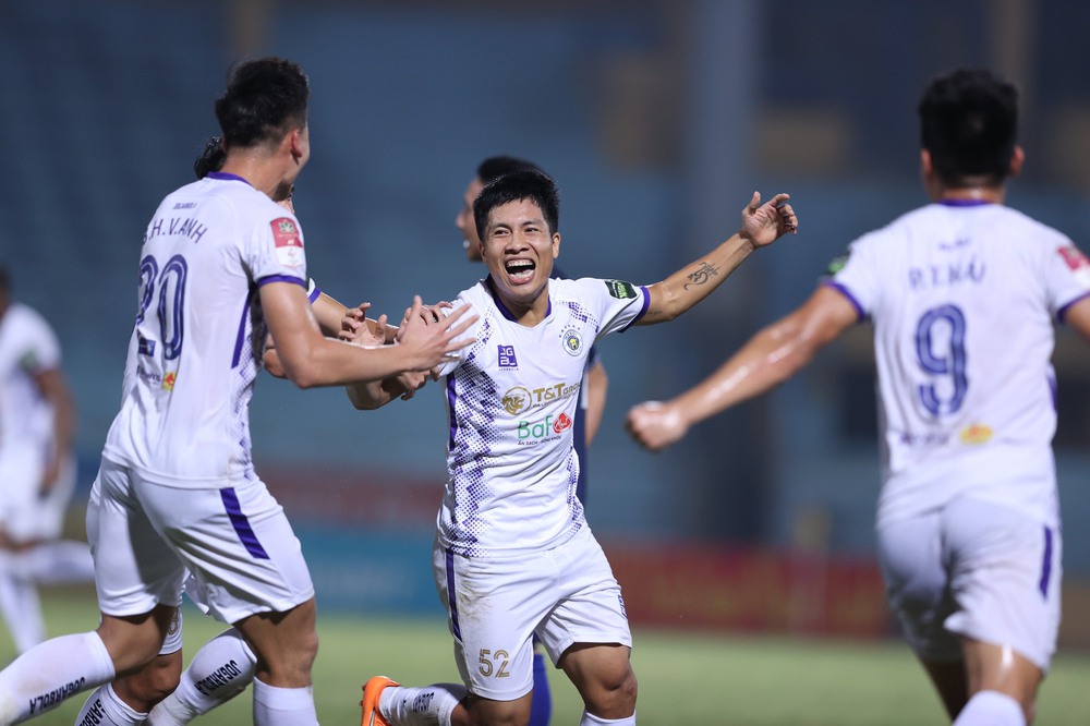 Ngoại binh lập hattrick vào lưới Đặng Văn Lâm, CLB Hà Nội phả hơi nóng lên CLB CAHN trong cuộc đua vô địch - Ảnh 2.