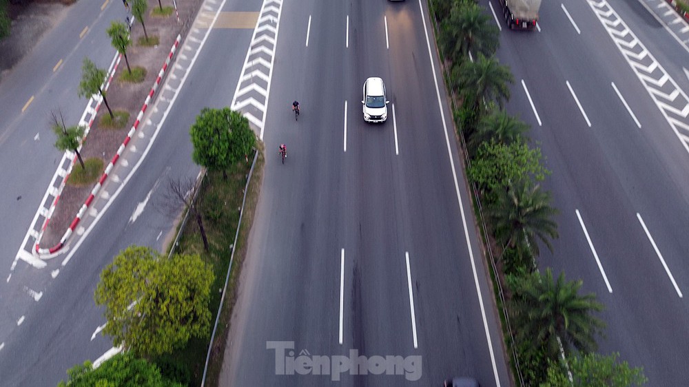 Những đoàn xe đạp đua với tử thần trên cao tốc 80km/giờ - Ảnh 12.