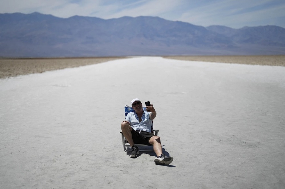 Nóng trên 53 độ C, du khách vẫn đổ về Thung lũng Chết ở Mỹ - Ảnh 3.