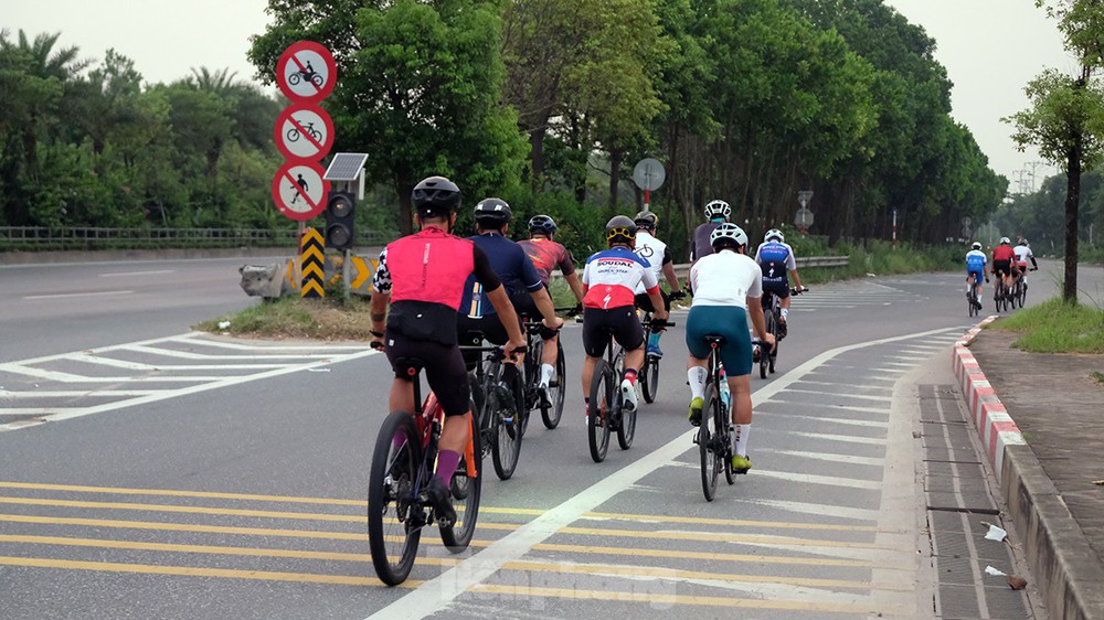 Những đoàn xe đạp đua với tử thần trên cao tốc 80km/giờ - Ảnh 8.
